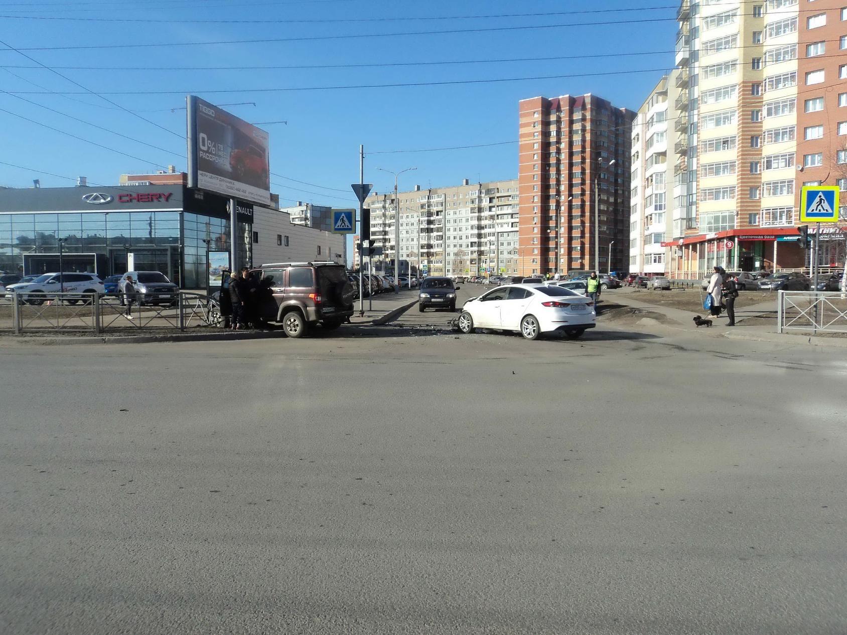 В Архангельске при столкновении двух автомобилей пострадала женщина