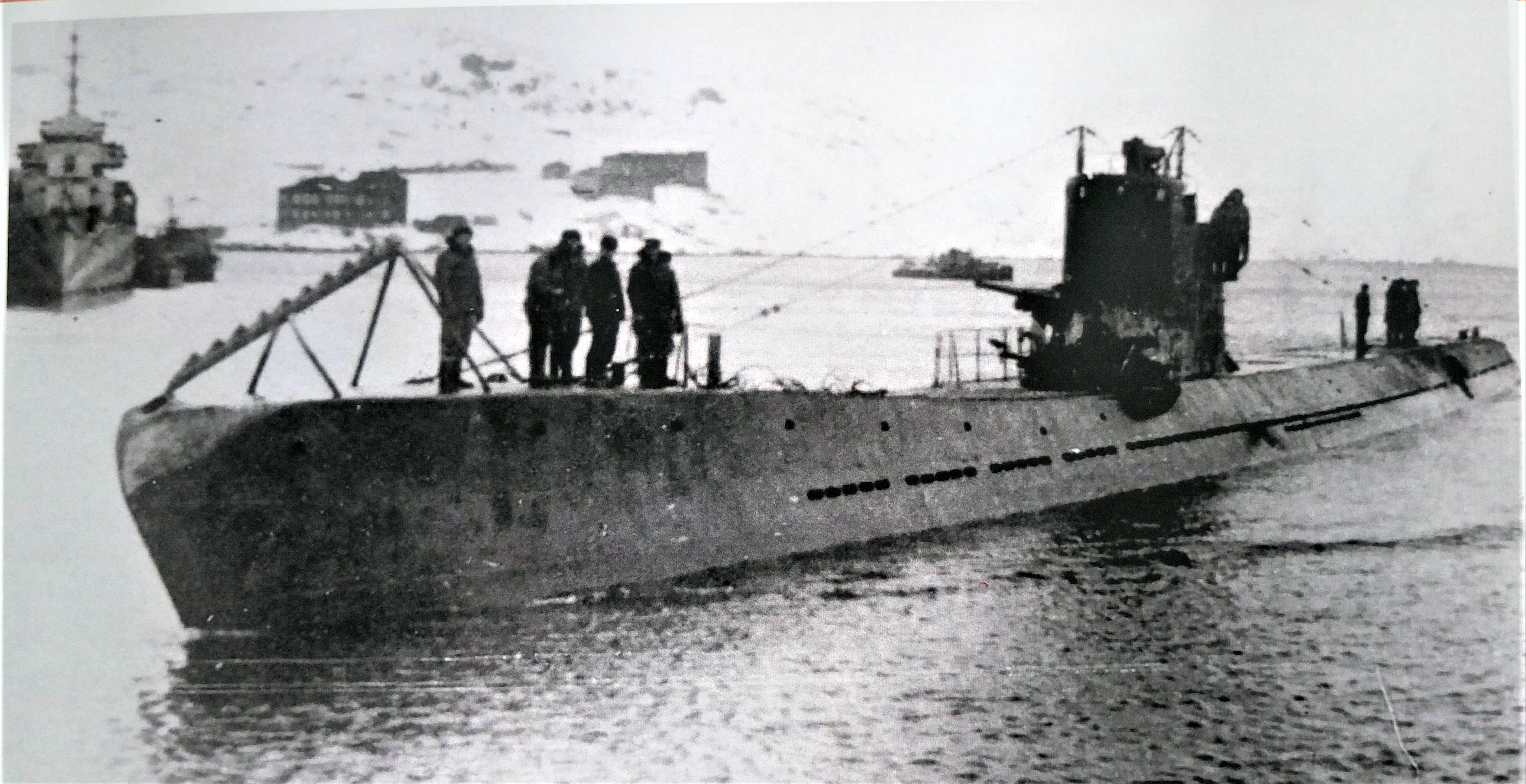 Подводная лодка С-15 возвращается из четвёртого боевого похода