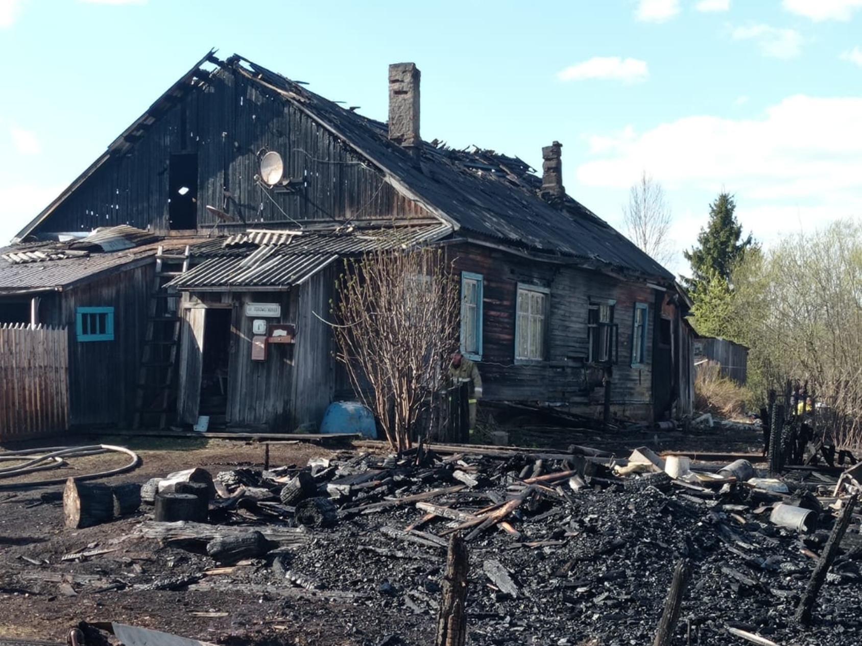 В Няндоме в пятницу сгорел жилой дом — погорельцам предоставят маневренное  жильё