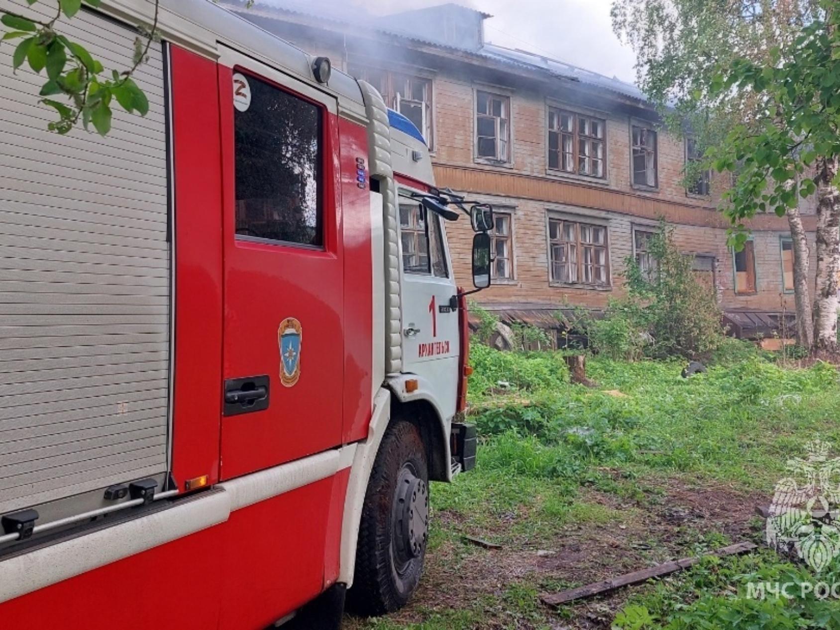 В Архангельске произошёл пожар в очередной нежилой «деревяшке»